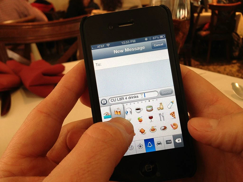 Pantalla de un teléfono móvil mostrando un mensaje con emoji