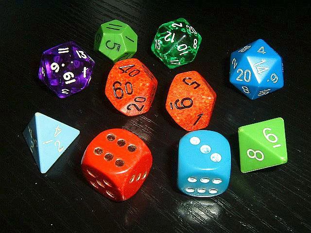 Varios dados de seis caras sobre una superficie clara
