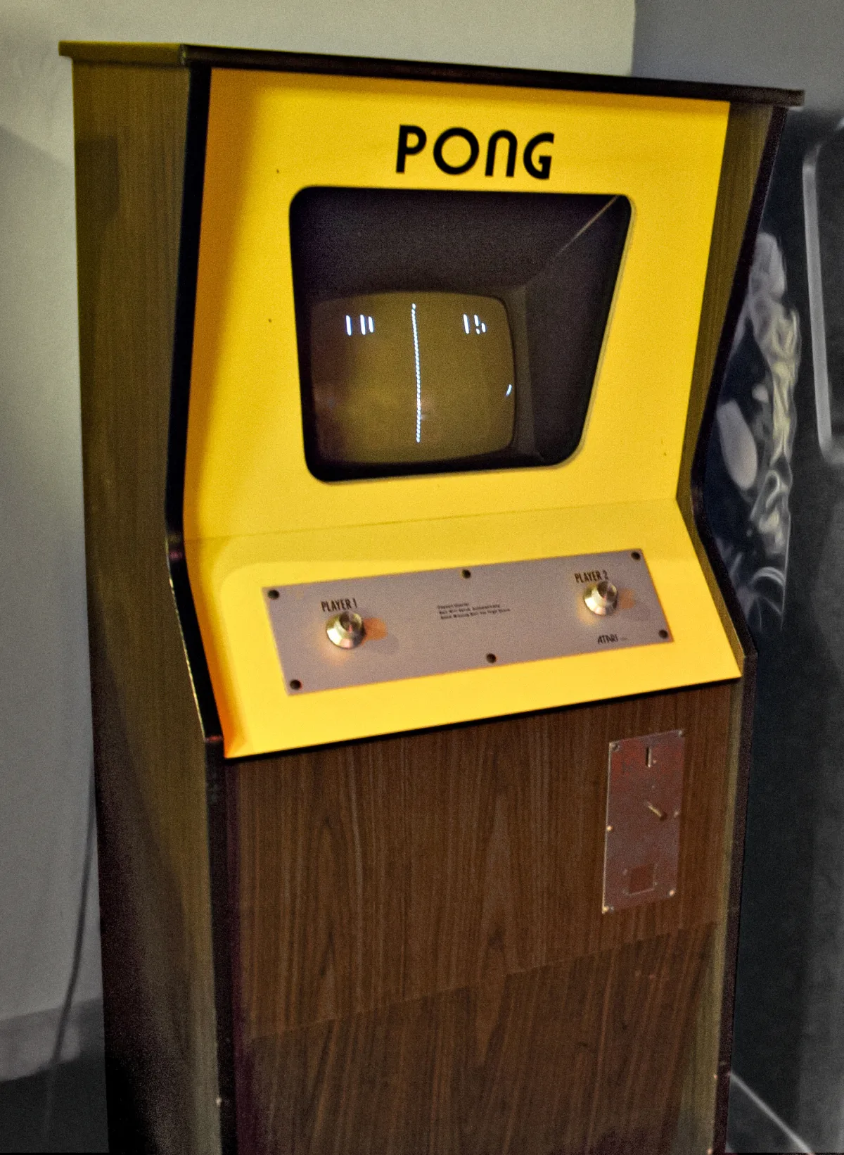 Un mueble recreativo de Pong, con su pantalla y sus dos ruedas de control