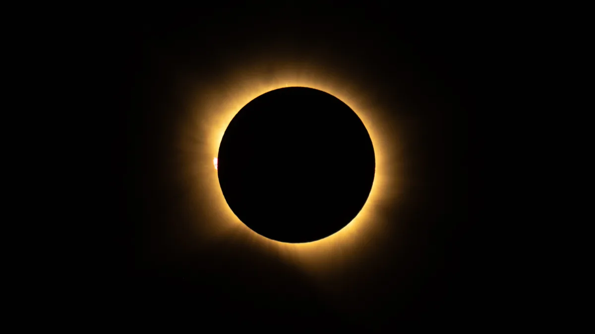 Eclipse solar total: el disco negro de la Luna rodeado por el anillo dorado de la corona