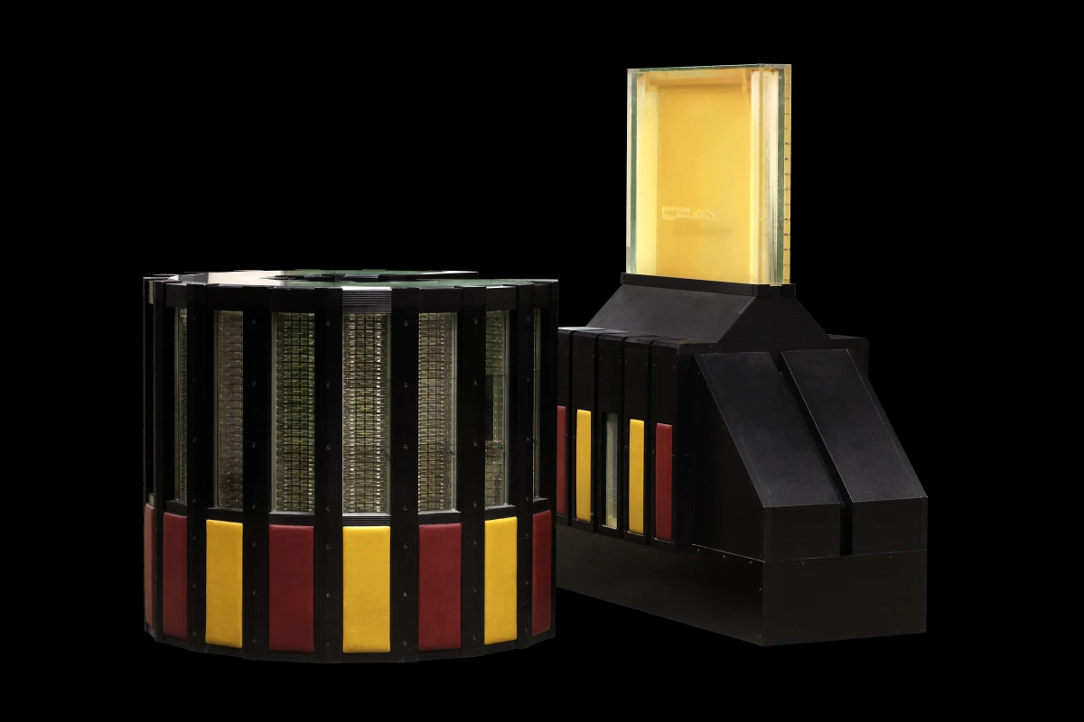 Un superordenador Cray-2, con su forma de C y los módulos a la vista, expuesto en un museo