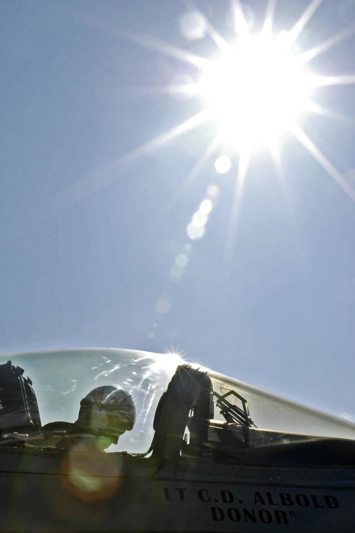 Un piloto en la cabina de un caza repasando la lista de comprobación previa al vuelo