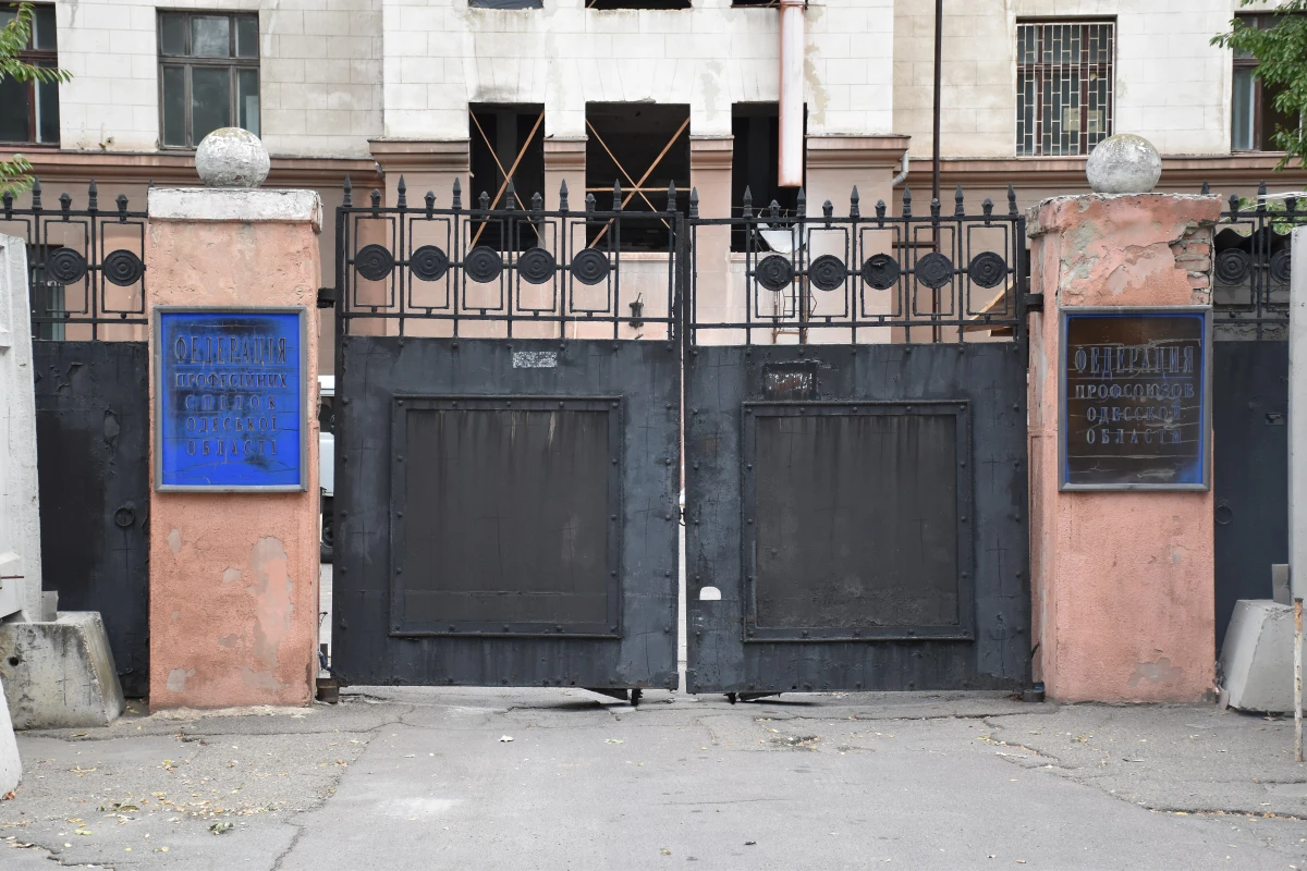 Interior de un edificio calcinado, con las paredes negras y los techos caídos