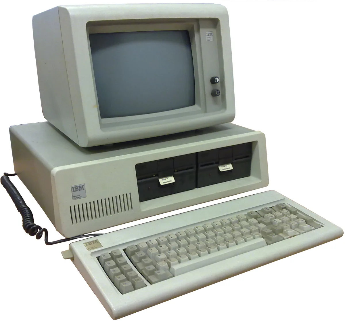 Un IBM PC 5150 con su monitor monocromo encima y el teclado delante