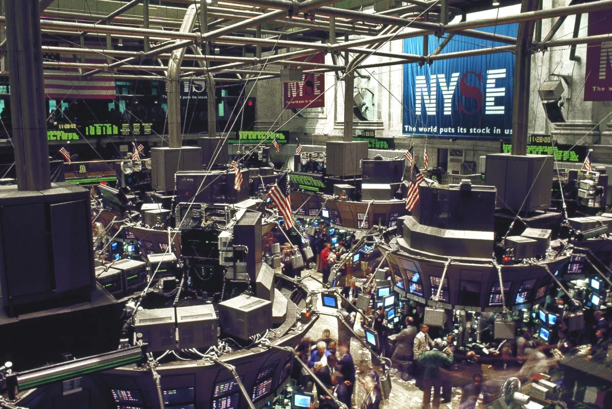 El parqué de la Bolsa de Nueva York, con sus puestos de negociación y decenas de pantallas