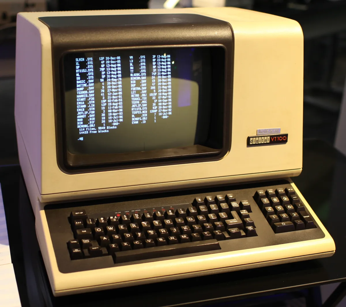 Un terminal DEC VT100 encendido, con su pantalla de fósforo verde y su teclado