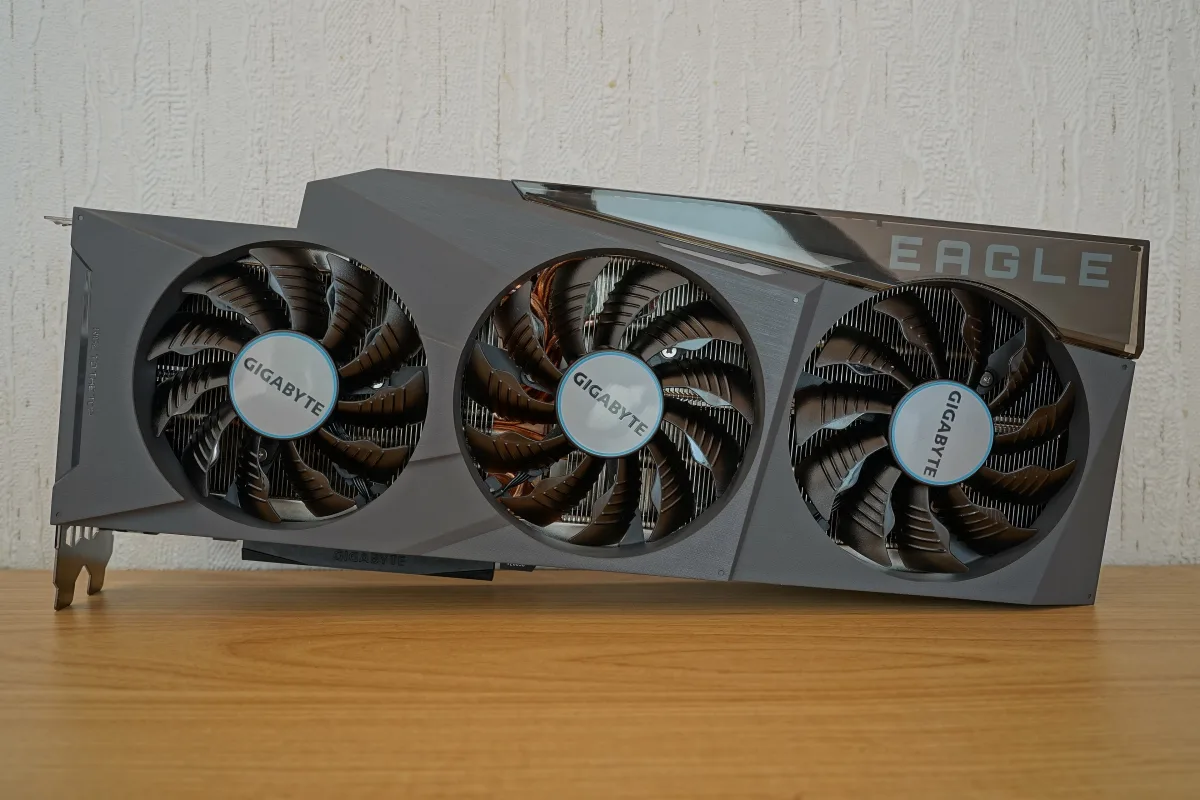 Una tarjeta gráfica de gran tamaño con tres ventiladores y un disipador macizo