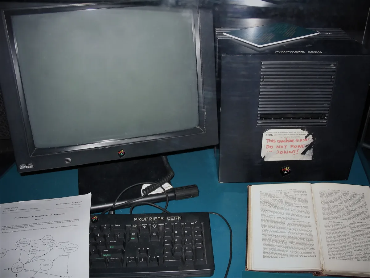 El NeXT Computer que fue el primer servidor web, con una etiqueta manuscrita pegada encima