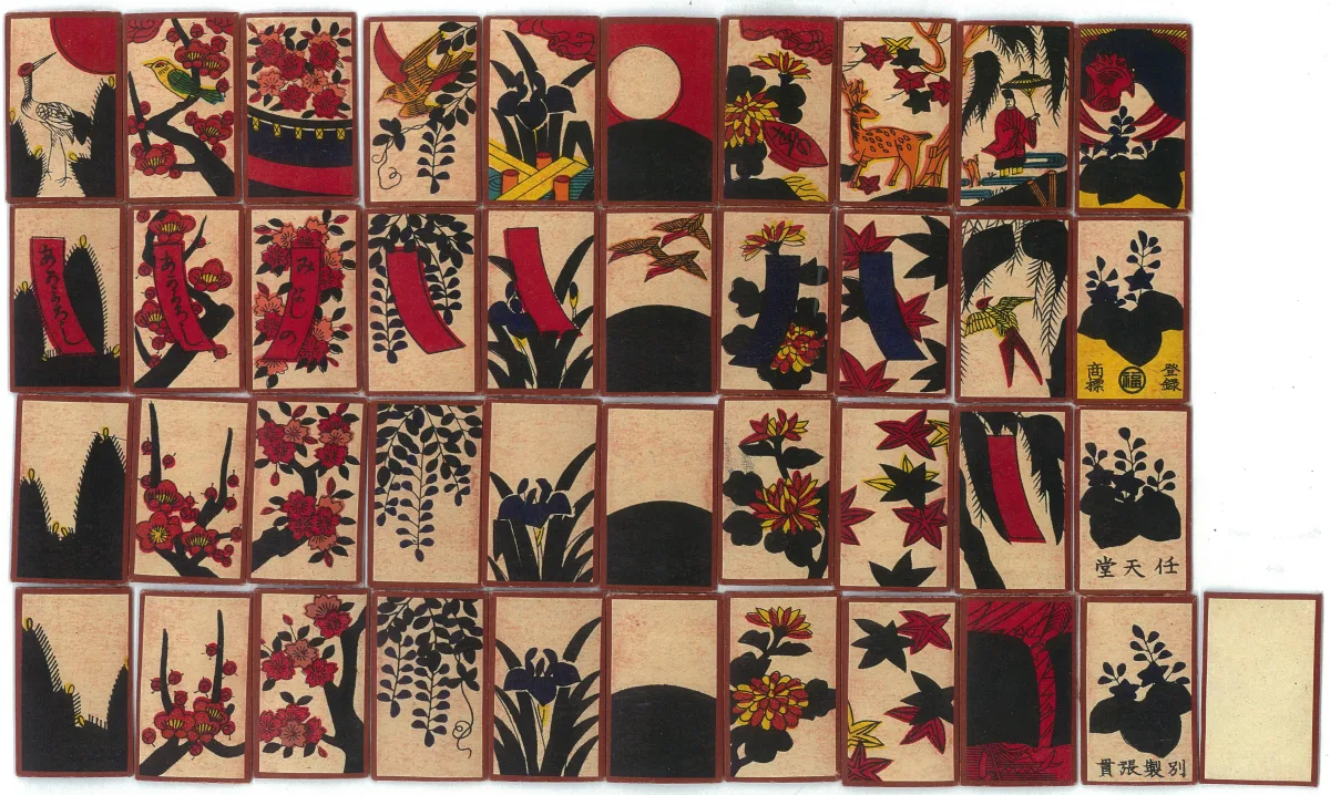 Cartas japonesas de hanafuda con motivos florales, extendidas sobre una superficie