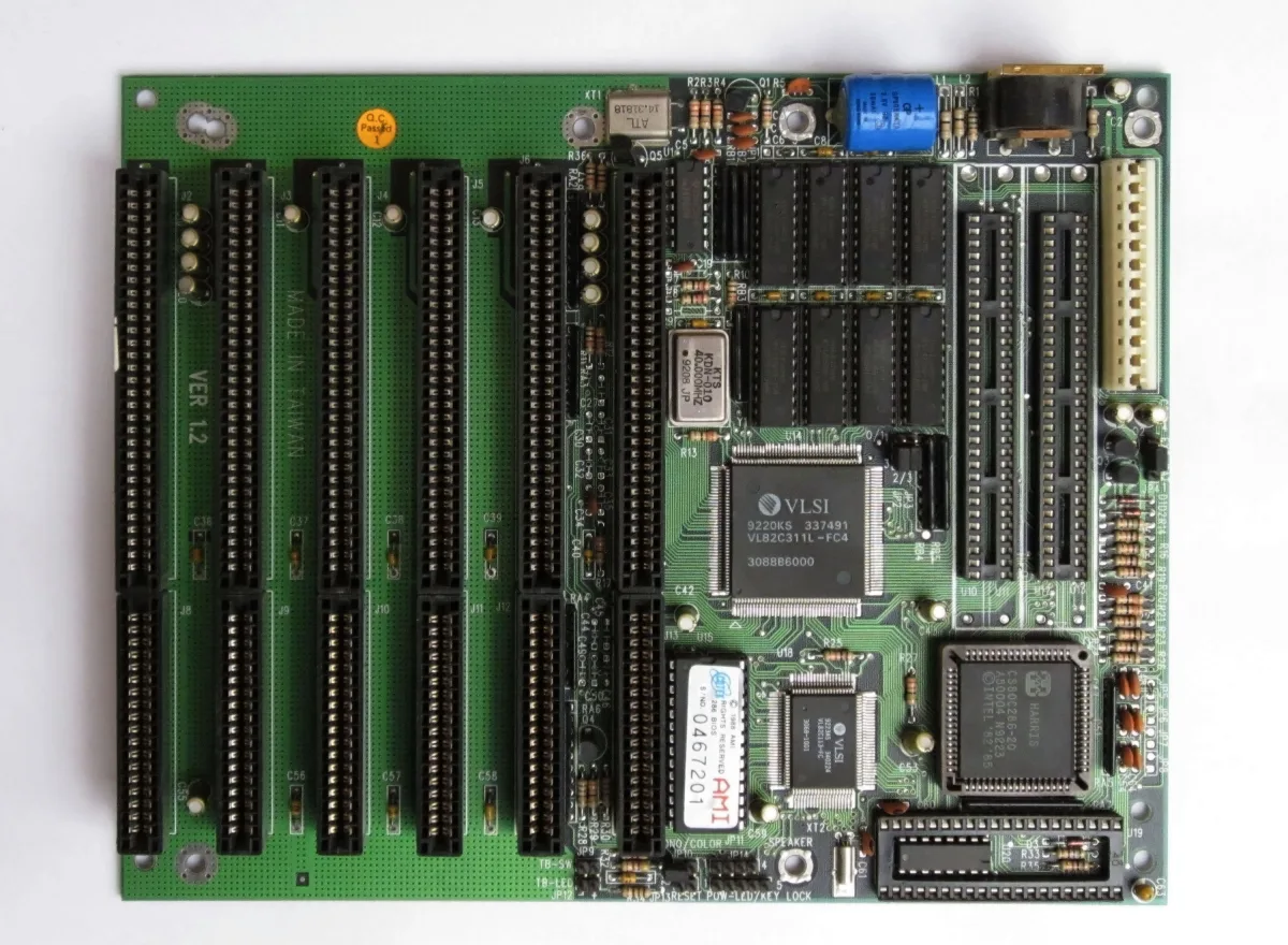 Una placa base de ordenador 286 con sus chips, ranuras de expansión y zócalos de memoria