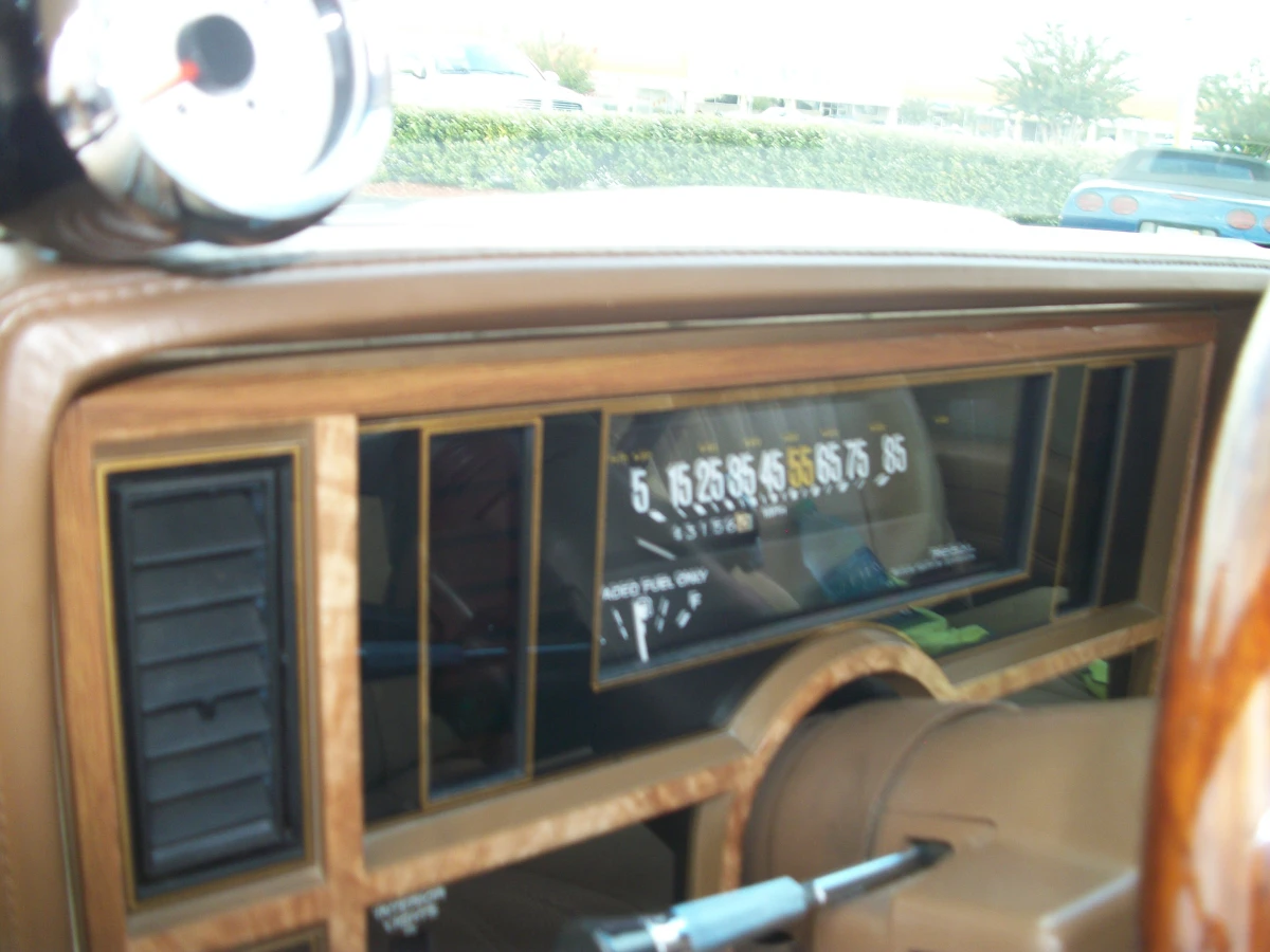Velocímetro analógico de un coche antiguo, junto al indicador de gasolina