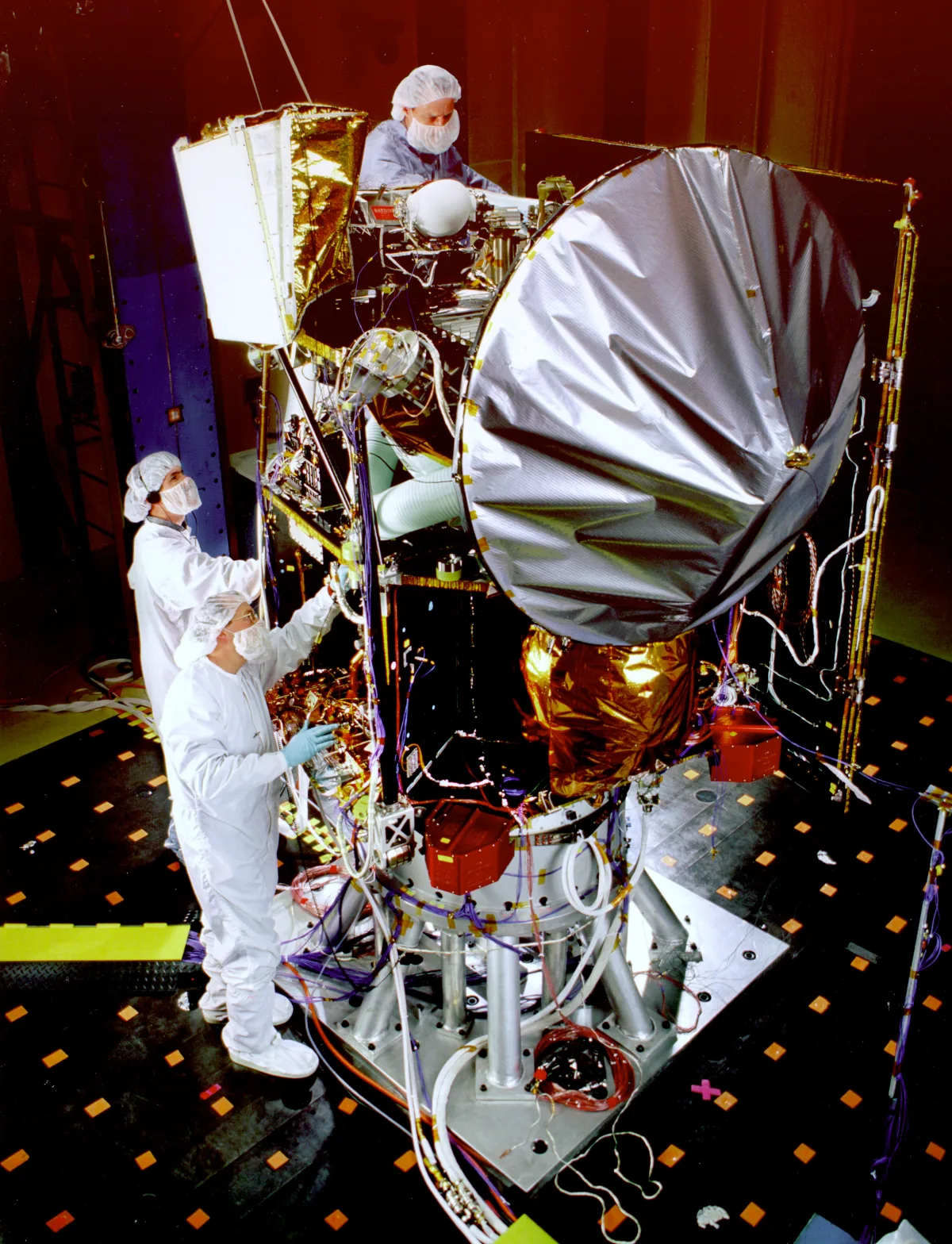 La sonda Mars Climate Orbiter en una sala de ensayos, con sus paneles solares plegados