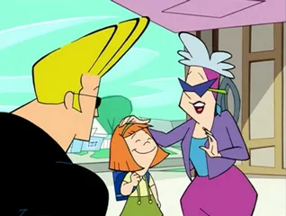 Johnny Bravo de perfil, con su enorme tupé rubio, hablando con dos personajes de la serie