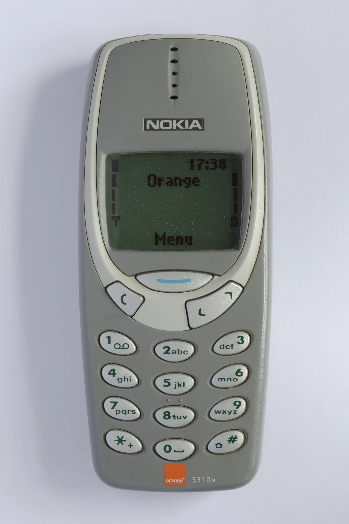 Un Nokia 3310 gris visto de frente, con su teclado numérico y la pantalla monocroma