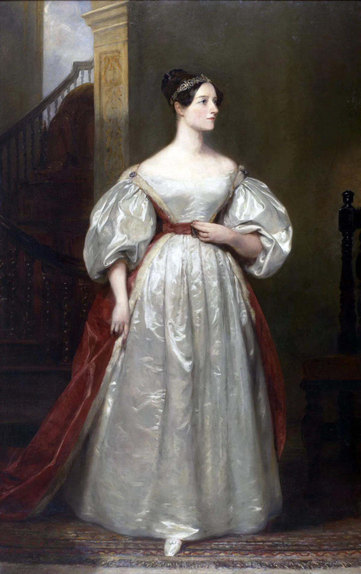 Retrato al óleo de Ada Lovelace de cuerpo entero, con vestido blanco y manto rojo, junto a una escalera