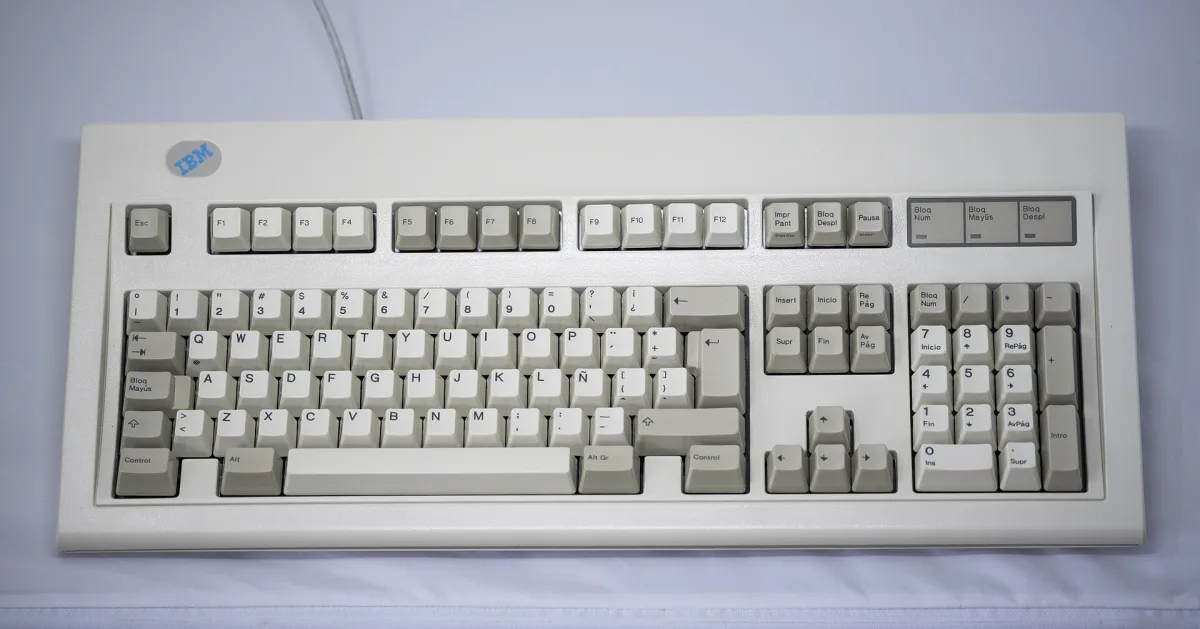 Teclado IBM Model M con distribución española, visto desde arriba, con la fila central A S D F G H J K L Ñ bien legible