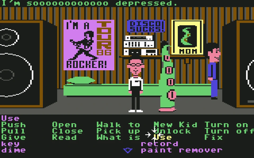 Captura de Maniac Mansion: una habitación de la casa y, debajo, la lista de verbos del interfaz