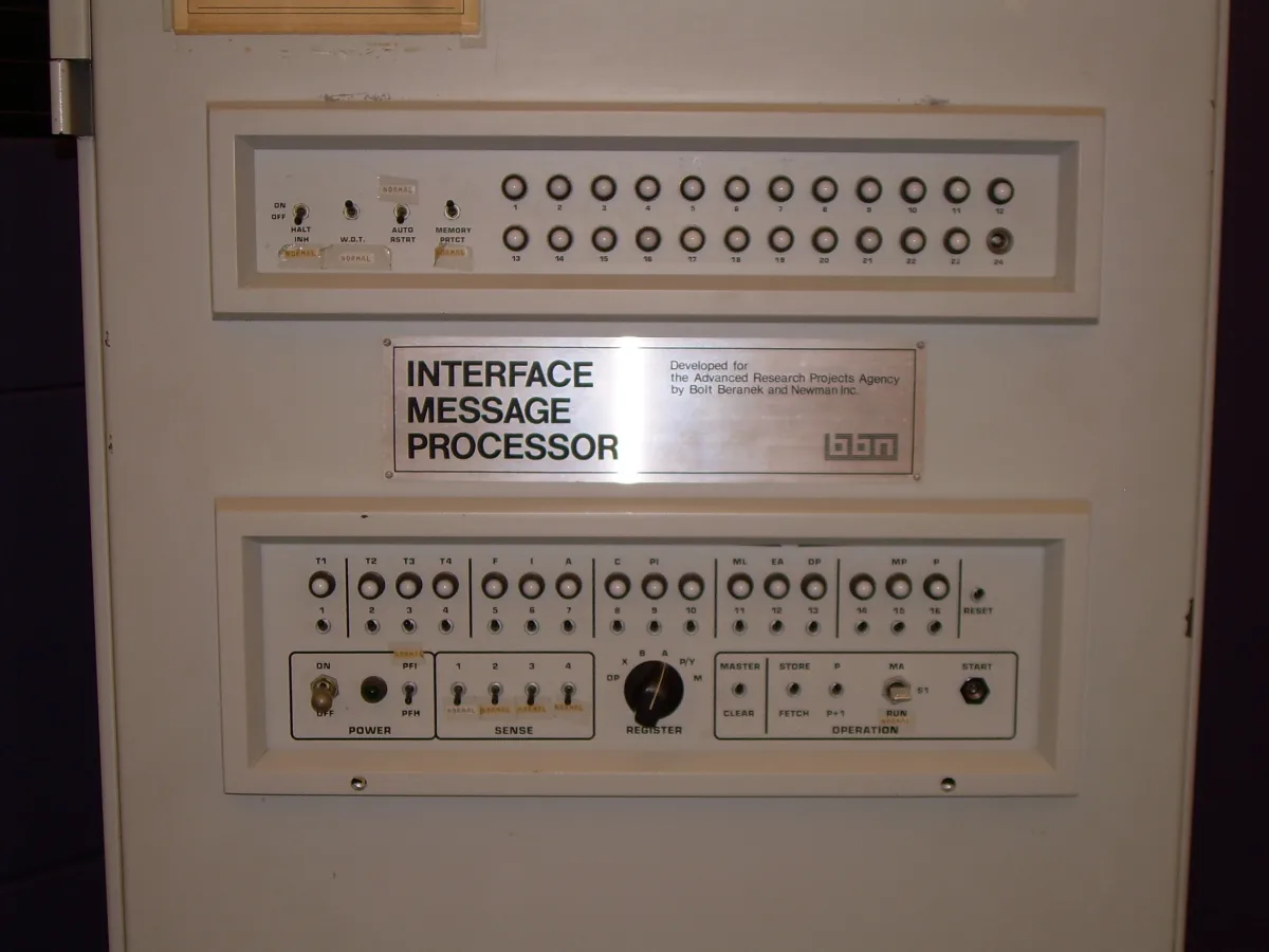 Panel frontal de un Interface Message Processor de BBN, con su placa metálica, pilotos e interruptores