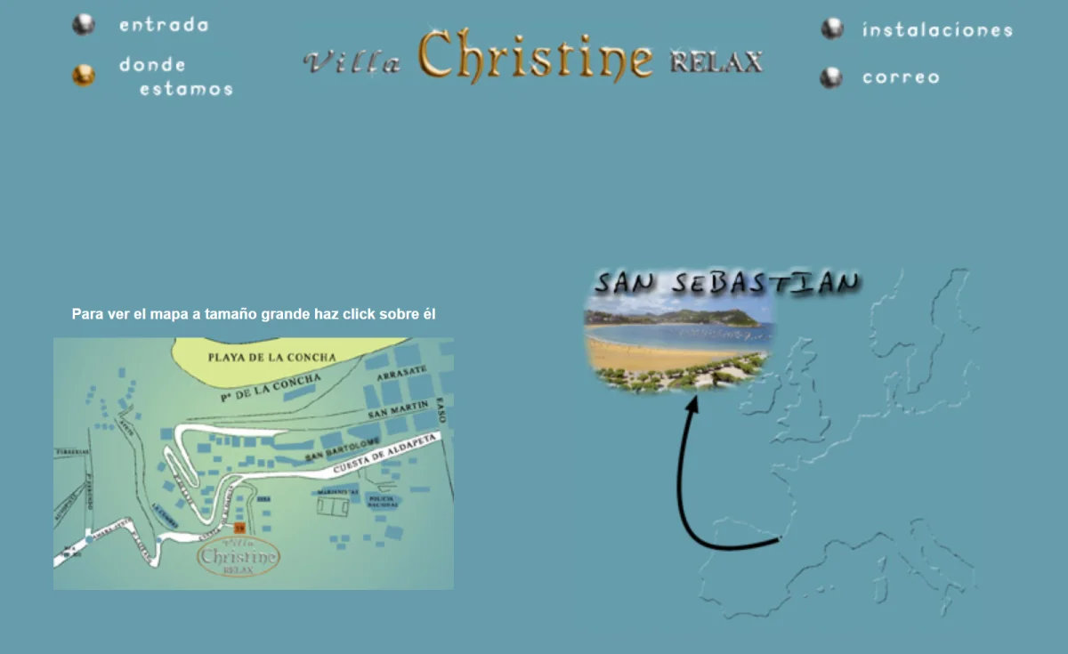 Página web de aspecto antiguo, con fondo azul grisáceo: arriba, un menú de cuatro opciones con bolitas plateadas y doradas y un rótulo dorado que dice Villa Christine Relax; abajo a la izquierda, un plano callejero dibujado a mano con la playa de la Concha y los nombres de las calles rotulados a mano; a la derecha, la silueta de Europa con una flecha negra que apunta a una fotografía de la bahía