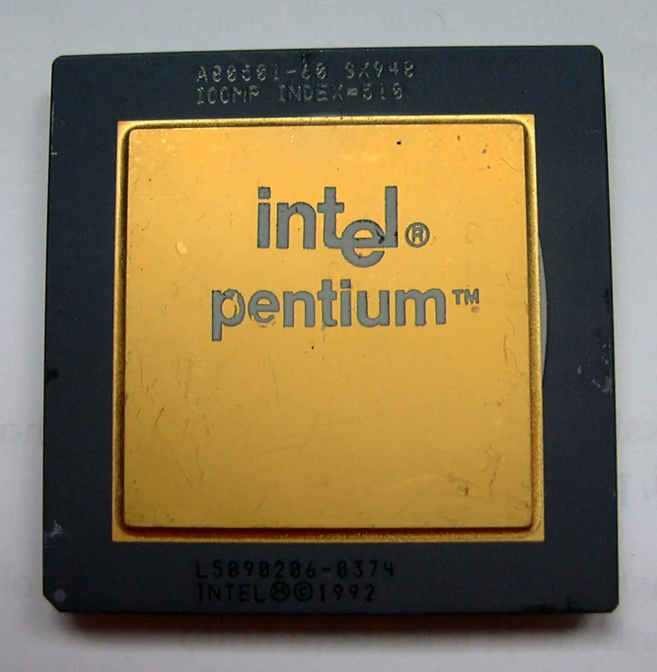 Un microprocesador Intel Pentium de 60 MHz visto por su cara superior