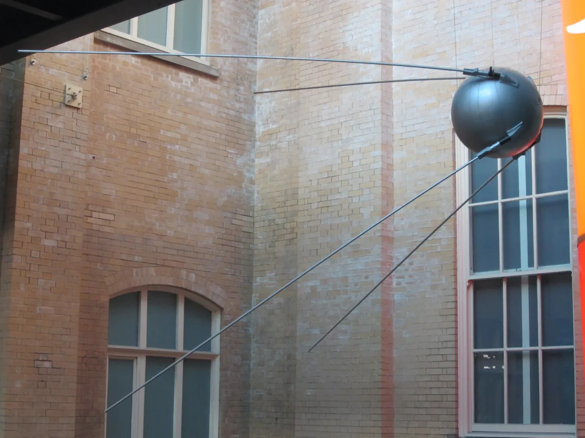 Réplica del satélite Sputnik 1: una esfera metálica pulida con cuatro antenas largas